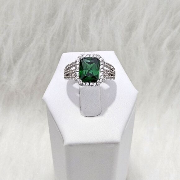 NEW, Simulated Emerald and white Sapphire ring in Sterling Silver. - Picture 1 of 5